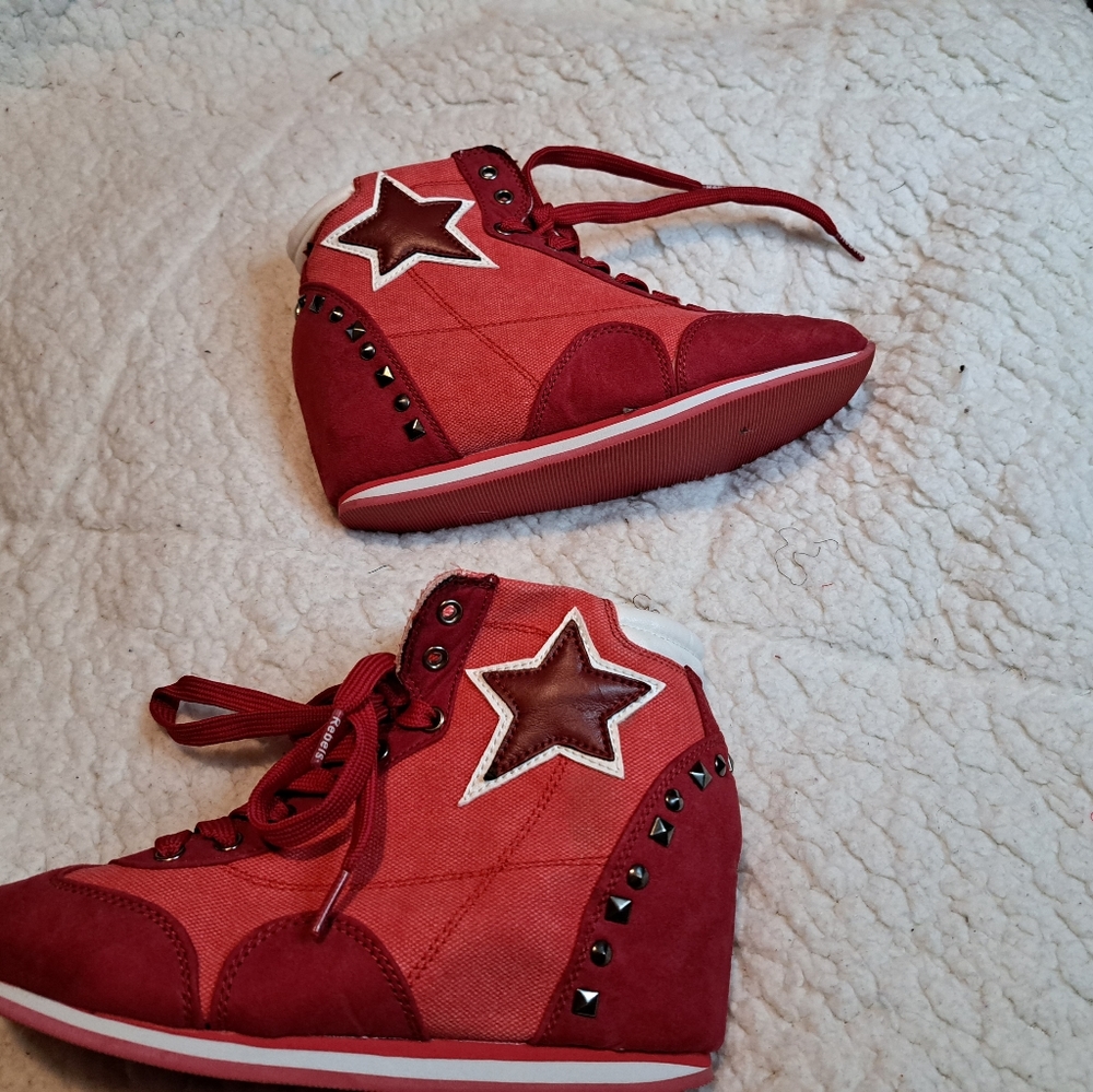 Tennis shoes